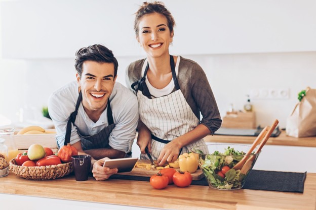 Personnes préparant des aliments sains sans gluten et sans lactose dans une cuisine moderne